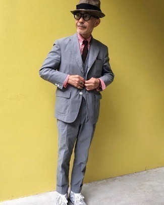 С чем носить темно-коричневую панаму за 60 лет мужчине: Голубой костюм и темно-коричневая панама позволят создать нескучный и стильный лук. Незаурядные парни завершат образ голубыми кроссовками.