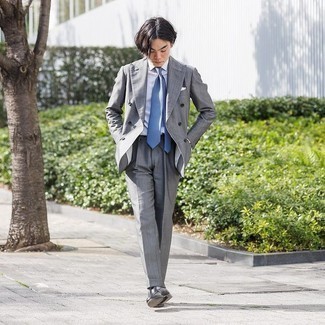 С чем носить голубой галстук в горизонтальную полоску в 30 лет мужчине в деловом стиле: Несмотря на то, что это классический лук, тандем серого костюма и голубого галстука в горизонтальную полоску является постоянным выбором стильных мужчин, неизменно покоряя при этом дамские сердца. Поклонники незаезженных вариантов могут завершить лук черными кожаными лоферами.