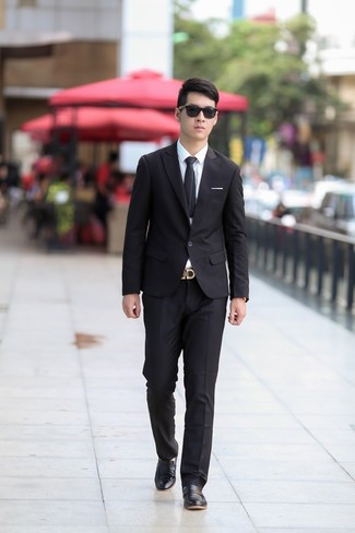 Модный лук: черный костюм, белая классическая рубашка, черные кожаные лоферы, черный галстук