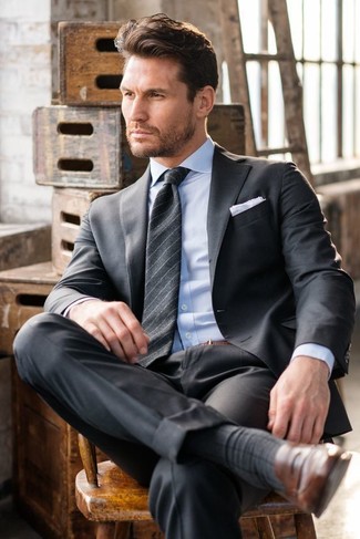 С чем носить серый галстук мужчине лето: Темно-серый костюм в сочетании с серым галстуком поможет составить стильный и элегантный образ. Смелые парни закончат лук коричневыми кожаными лоферами. Подобное сочетание одежды несомненно тебе понравится в знойные летние дни.