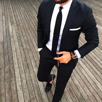 С чем носить черный галстук мужчине в деловом стиле: Сочетание черного костюма и черного галстука поможет создать модный и изысканный лук. Такой образ легко адаптировать к повседневным делам, если надеть в паре с ним черные кожаные лоферы.