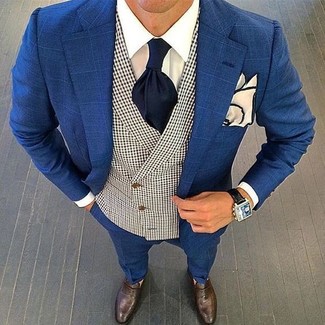 С чем носить темно-синий галстук в 30 лет мужчине в теплую погоду в деловом стиле: Несмотря на то, что это достаточно консервативный образ, дуэт синего костюма в клетку и темно-синего галстука приходится по душе стильным мужчинам, пленяя при этом сердца противоположного пола. Этот образ неплохо дополнят темно-коричневые кожаные лоферы.