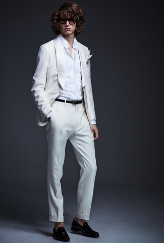 Модный лук: белый костюм, белая классическая рубашка, черные кожаные лоферы, белый нагрудный платок