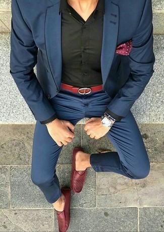 С чем носить красные кожаные лоферы в 30 лет мужчине в деловом стиле: Сочетание темно-синего костюма и черной классической рубашки позволит создать модный и утонченный образ. Поклонники рискованных вариантов могут завершить образ красными кожаными лоферами.