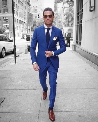 С чем носить коричневые кожаные лоферы мужчине: Комбо из синего костюма и белой классической рубашки поможет создать модный и утонченный образ. Пара коричневых кожаных лоферов добавит ансамблю легкости и динамичности.