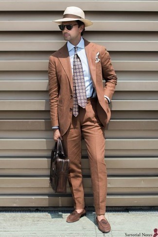 Модный лук: табачный костюм, голубая классическая рубашка, коричневые замшевые лоферы, темно-коричневый кожаный портфель