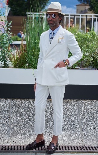 Модный лук: белый костюм, голубая классическая рубашка, темно-пурпурные кожаные лоферы, белая шерстяная шляпа