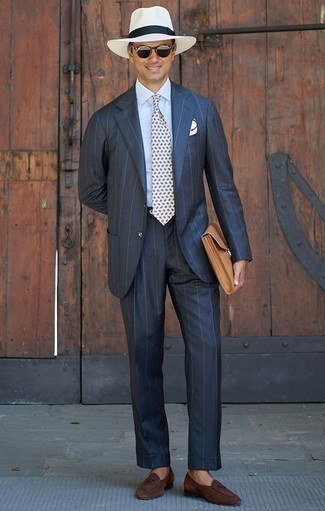 Как носить голубую классическую рубашку с темно-синим костюмом в 30 лет в деловом стиле: Комбо из темно-синего костюма и голубой классической рубашки — отличный пример строгого мужского стиля. Если тебе нравится более удобная обувь, лучше остановить свой выбор на темно-коричневых замшевых лоферах.