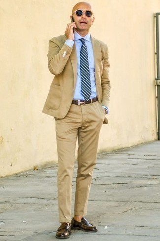 Как одеваться мужчине за 40 в теплую погоду в деловом стиле: Любой джентльмен будет выглядеть несравненно в светло-коричневом костюме и голубой классической рубашке. Темно-коричневые кожаные лоферы позволят сделать лук не таким официальным.