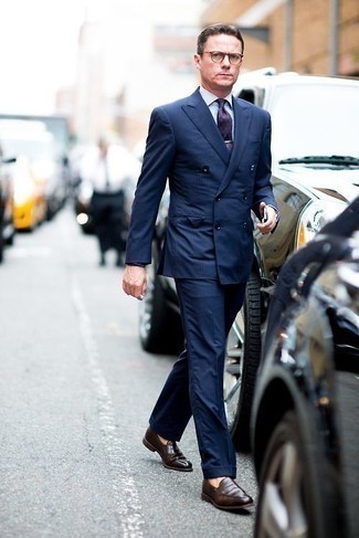С чем носить темно-пурпурный галстук мужчине: Темно-синий костюм в вертикальную полоску и темно-пурпурный галстук — превосходный пример элегантного мужского стиля. Ты можешь легко адаптировать такой ансамбль к повседневным нуждам, завершив его темно-коричневыми кожаными лоферами.