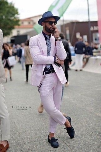 С чем носить темно-зеленые солнцезащитные очки в 30 лет мужчине в деловом стиле: Розовый костюм и темно-зеленые солнцезащитные очки — прекрасный выбор, если ты ищешь простой, но в то же время стильный мужской лук. Думаешь привнести в этот ансамбль толику эффектности? Тогда в качестве обуви к этому образу, выбери темно-синие лоферы из плотной ткани.