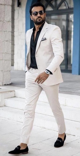 Какие классические рубашки носить с бело-черным костюмом за 40 лет: Бело-черный костюм в паре с классической рубашкой поможет создать модный классический образ. Любишь смелые решения? Тогда закончи свой лук черными бархатными лоферами.
