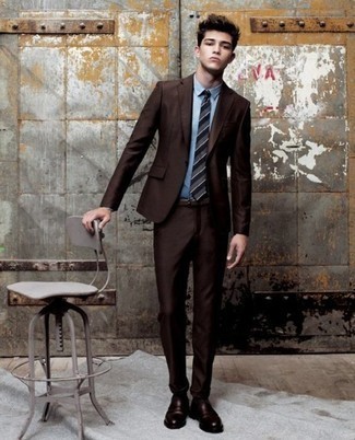 С чем носить темно-серый галстук в горизонтальную полоску подросткам мужчине лето: Сочетание темно-коричневого костюма и темно-серого галстука в горизонтальную полоску позволит составить незабываемый мужской образ. Чтобы ансамбль не получился слишком претенциозным, можешь закончить его темно-коричневыми кожаными лоферами. Подобное сочетание точно поможет перенести изнурительный июльский зной.