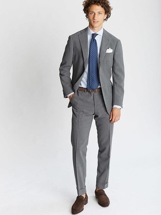Модный лук: серый костюм, голубая классическая рубашка в вертикальную полоску, темно-коричневые замшевые лоферы, темно-синий галстук с принтом
