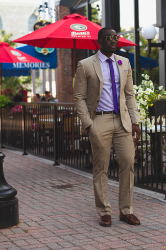 С чем носить фиолетовый галстук мужчине лето: Светло-коричневый костюм в сочетании с фиолетовым галстуком — прекрасный пример строгого делового стиля. Ты сможешь легко адаптировать такой образ к повседневным нуждам, дополнив его коричневыми кожаными лоферами c бахромой. Подобное сочетание вещей обеспечит необходимое удобство в зной.