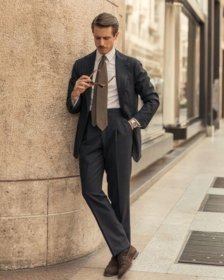 С чем носить коричневый галстук с принтом в 30 лет мужчине лето: Темно-серый костюм и коричневый галстук с принтом — великолепный пример изысканного мужского стиля в одежде. Выбирая обувь, можно немного пофантазировать и дополнить ансамбль коричневыми замшевыми лоферами. Переносить невозможный летний зной несомненно легче, если на тебе подобное сочетание одежды.