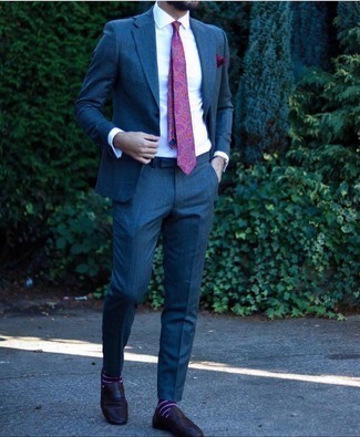 С чем носить темно-пурпурный галстук в 30 лет мужчине в деловом стиле: Несмотря на то, что это достаточно консервативный лук, дуэт темно-синего костюма и темно-пурпурного галстука всегда будет по вкусу джентльменам, неминуемо пленяя при этом сердца женщин. Чтобы образ не казался слишком строгим, подумай о контрастных деталях: черных кожаных лоферах.