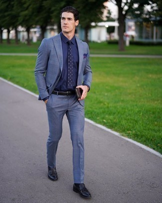 С чем носить темно-синюю классическую рубашку в 30 лет мужчине в деловом стиле: Темно-синяя классическая рубашка и синий костюм в клетку — прекрасный лук для светского мероприятия. Что до обуви, черные кожаные лоферы c бахромой — наиболее удачный вариант.