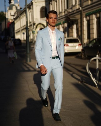 С чем носить темно-бирюзовые лоферы мужчине в теплую погоду: Голубой костюм и белая классическая рубашка — отличный выбор для мероприятия в фешенебельном заведении. Заверши образ темно-бирюзовыми лоферами, если не хочешь, чтобы он получился слишком формальным.