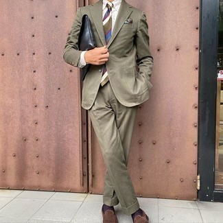 С чем носить пурпурные носки в 30 лет мужчине: Друзья оценят твое чувство стиля, если увидят тебя в оливковом костюме и пурпурных носках. Любители экспериментов могут завершить лук коричневыми замшевыми лоферами, тем самым добавив в него толику классики.