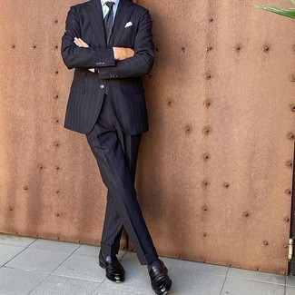 С чем носить синий галстук с "огурцами" мужчине: Темно-синий костюм в вертикальную полоску в сочетании с синим галстуком с "огурцами" позволит примерить на себя строгий деловой стиль. Чтобы образ не получился слишком строгим, можешь закончить его черными кожаными лоферами.