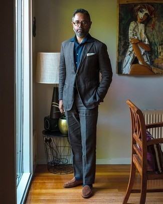 С чем носить синие носки за 50 лет мужчине в деловом стиле: Дуэт темно-серого костюма и синих носков — хороший пример современного городского стиля. Разбавить ансамбль и добавить в него чуточку классики позволят коричневые замшевые лоферы.