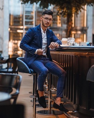 С чем носить темно-синий костюм в шотландскую клетку в деловом стиле: Темно-синий костюм в шотландскую клетку и белая классическая рубашка помогут создать незабываемый мужской образ. Что касается обуви, можно дополнить образ черными замшевыми лоферами.