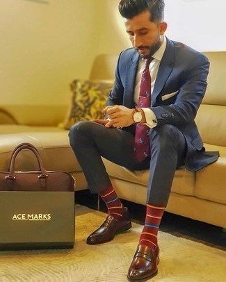 С чем носить темно-красные носки мужчине в теплую погоду: Темно-синий костюм в паре с темно-красными носками без сомнений будет привлекать внимание прекрасного пола. Если ты любишь смешивать в своих образах разные стили, из обуви можешь надеть темно-красные кожаные лоферы.
