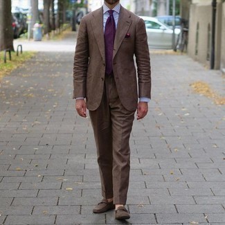Модный лук: коричневый костюм, голубая классическая рубашка в вертикальную полоску, коричневые замшевые лоферы, пурпурный галстук