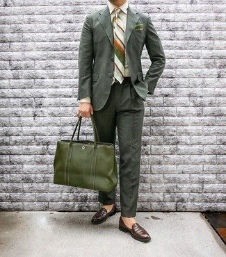 С чем носить темно-зеленую большую сумку в 30 лет мужчине лето в деловом стиле: Темно-зеленый костюм и темно-зеленая большая сумка — отличный ансамбль, если ты хочешь создать лёгкий, но в то же время модный мужской ансамбль. Преобразить ансамбль и добавить в него чуточку классики помогут коричневые кожаные лоферы. Само собой разумеется, такое сочетание станет хорошей идеей в жаркий летний день.