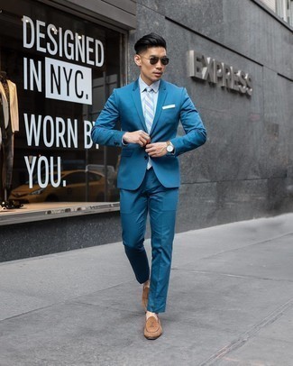 С чем носить голубой галстук мужчине: Сочетание бирюзового костюма и голубого галстука поможет создать эффектный мужской лук. Чтобы образ не получился слишком зализанным, можешь дополнить его коричневыми замшевыми лоферами.