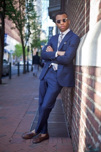 С чем носить бежевый галстук мужчине: Темно-синий костюм и бежевый галстук — великолепный пример элегантного мужского стиля. Тебе нравятся смелые сочетания? Можешь дополнить свой лук коричневыми кожаными лоферами.