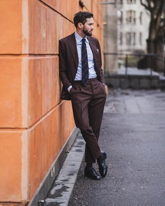 Как носить темно-синий галстук в горизонтальную полоску с коричневым костюмом в 30 лет лето в деловом стиле: Несмотря на то, что это достаточно выдержанный образ, сочетание коричневого костюма и темно-синего галстука в горизонтальную полоску приходится по вкусу стильным мужчинам, неминуемо пленяя при этом дамские сердца. Ты сможешь легко адаптировать такой образ к повседневным реалиям, дополнив его черными кожаными лоферами. Весьма подходящий выбор на жаркую солнечную погоду.