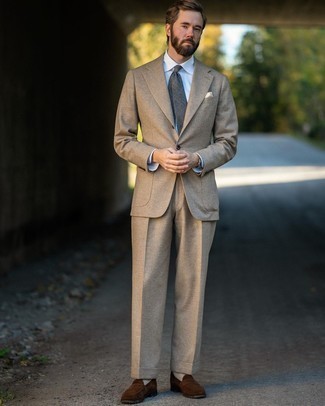 С чем носить темно-серый галстук мужчине: Сочетание светло-коричневого костюма и темно-серого галстука — образец делового городского стиля. Коричневые замшевые лоферы позволят сделать лук менее строгим.