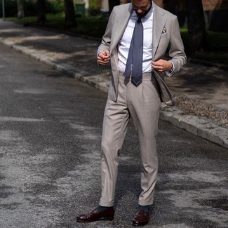 С чем носить синий галстук с геометрическим рисунком в 30 лет мужчине в деловом стиле: Сочетание серого костюма и синего галстука с геометрическим рисунком выглядит очень модно и элегантно. Чтобы образ не получился слишком строгим, можешь закончить его темно-коричневыми кожаными лоферами.