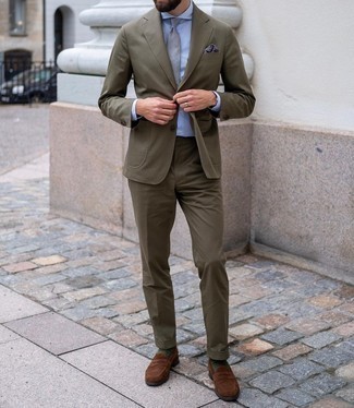 С чем носить серый галстук мужчине: Оливковый костюм в сочетании с серым галстуком поможет составить модный и мужественный лук. Поклонники рискованных сочетаний могут дополнить лук коричневыми замшевыми лоферами.