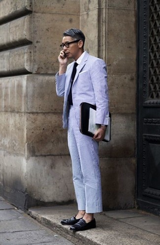 С чем носить прозрачные солнцезащитные очки в 30 лет мужчине лето в деловом стиле: Голубой костюм в вертикальную полоску и прозрачные солнцезащитные очки — идеальный вариант, если ты ищешь простой, но в то же время стильный мужской образ. Любители модных экспериментов могут дополнить лук черными кожаными лоферами, тем самым добавив в него толику строгости. Смело утверждаем, подобный ансамбль будет бомбой в жаркий день.