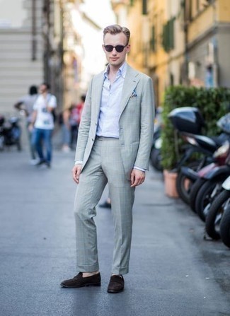 Модный мужской лук: серый костюм в клетку, голубая классическая рубашка, темно-коричневые замшевые лоферы, голубой нагрудный платок с принтом