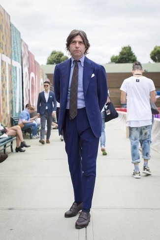 Модный мужской лук: темно-синий костюм, голубая классическая рубашка, темно-коричневые кожаные лоферы, темно-коричневый галстук в клетку