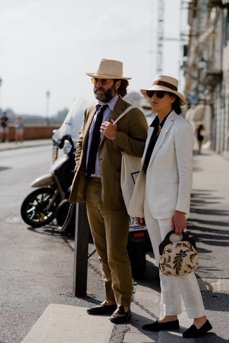 С чем носить светло-коричневую соломенную шляпу за 50 лет мужчине лето: Окружающие оценят твое чувство стиля, если увидят тебя в коричневом костюме и светло-коричневой соломенной шляпе. Если ты предпочитаешь смелые решения в своих образах, заверши этот темно-коричневыми кожаными лоферами. Безусловно, подобное сочетание одежды как нельзя лучше подойдет для жаркой погоды.