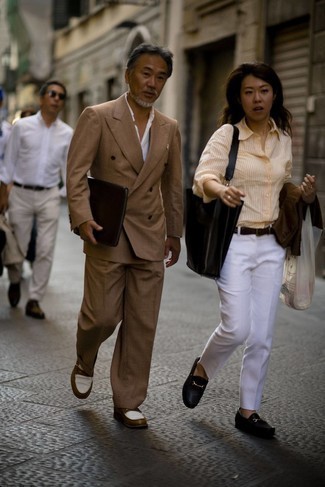 С чем носить бело-коричневые лоферы мужчине: Светло-коричневый костюм в сочетании с белой классической рубашкой позволит создать модный и мужественный образ. Дерзкие молодые люди дополнят образ бело-коричневыми лоферами.