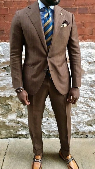 Модный лук: коричневый костюм в вертикальную полоску, голубая классическая рубашка, табачные кожаные лоферы, разноцветный галстук в горизонтальную полоску