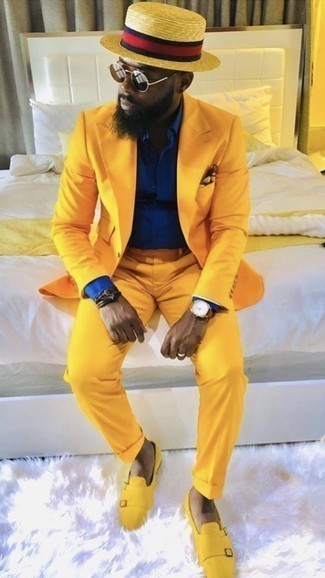 С чем носить желтые замшевые лоферы в 30 лет мужчине: Комбо из горчичного костюма и темно-синей классической рубашки поможет создать модный и мужественный образ. Такой ансамбль легко адаптировать к повседневным нуждам, если завершить его желтыми замшевыми лоферами.