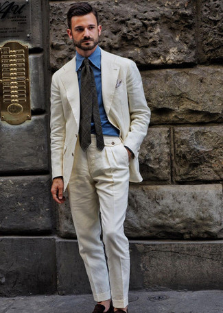 С чем носить темно-серый галстук в шотландскую клетку в 30 лет мужчине в деловом стиле: Комбо из белого костюма и темно-серого галстука в шотландскую клетку позволит создать модный классический образ. Если сочетание несочетаемого привлекает тебя не меньше, чем проверенная классика, закончи свой образ темно-коричневыми замшевыми лоферами.