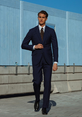 С чем носить темно-синие носки мужчине: Если в одежде ты ценишь удобство и функциональность, тебе понравится лук из темно-синего костюма и темно-синих носков. Любишь необычные сочетания? Дополни лук черными кожаными лоферами.