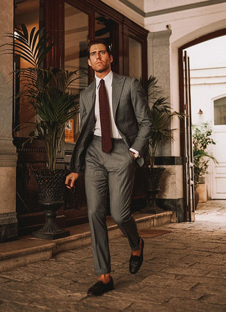 С чем носить темно-коричневый галстук в 30 лет мужчине: Несмотря на то, что этот лук достаточно классический, сочетание серого костюма в вертикальную полоску и темно-коричневого галстука неизменно нравится стильным молодым людям, неизменно покоряя при этом сердца прекрасных дам. Если сочетание несочетаемого привлекает тебя не меньше, чем безвременная классика, заверши этот образ темно-коричневыми кожаными плетеными лоферами.