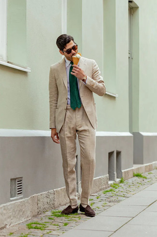 С чем носить темно-зеленый галстук в 30 лет мужчине лето: Сочетание светло-коричневого костюма и темно-зеленого галстука — отличный пример строгого делового стиля. Нравится экспериментировать? Тогда дополни лук темно-коричневыми замшевыми лоферами. В таком ансамбле будет очень комфортно, если за окном больше 25 градусов тепла.