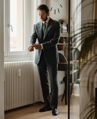 С чем носить темно-зеленый галстук мужчине: Темно-серый костюм в паре с темно-зеленым галстуком позволит составить запоминающийся мужской лук. черные кожаные лоферы добавят облику расслабленности и динамичности.