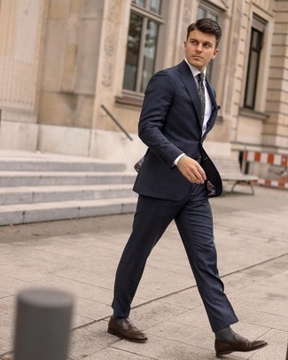 С чем носить оливковый галстук мужчине: Комбо из темно-синего костюма в клетку и оливкового галстука — олицетворение строгого делового стиля. Чтобы привнести в лук толику легкости , на ноги можно надеть темно-коричневые кожаные лоферы.
