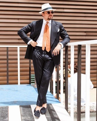 С чем носить оранжевый галстук мужчине лето: Черный костюм в вертикальную полоску в паре с оранжевым галстуком — образец делового городского стиля. Этот лук выгодно дополнят черные замшевые лоферы. Такое сочетание обеспечит комфорт в настоящую жару и уверенность в том, что ты выглядишь на все сто.